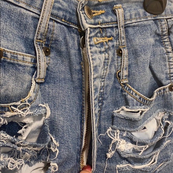 LIKE NEW HIGH WAISTED DETAILED JEAN SHORTS - Picture 4 of 6